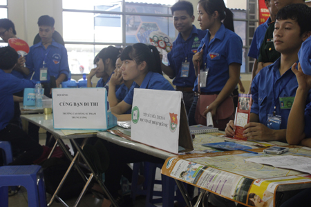 Sĩ tử &ugrave;n &ugrave;n về H&agrave; Nội dự thi đại học 2