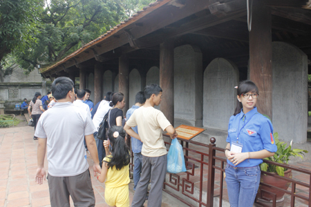 Sĩ tử tiu nghỉu vì không được sờ đầu rùa Văn Miếu 5