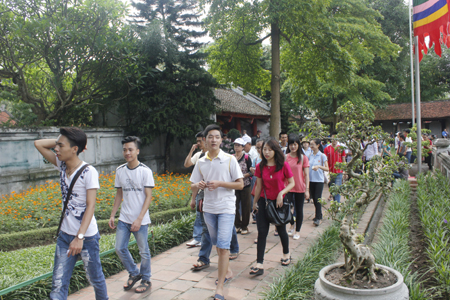 Sĩ tử tiu nghỉu vì không được sờ đầu rùa Văn Miếu 3