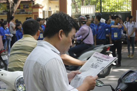 Sĩ tử đội nắng tới l&agrave;m thủ tục dự thi đại học 4