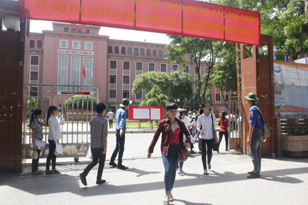 Sĩ tử đội nắng tới l&agrave;m thủ tục dự thi đại học 1