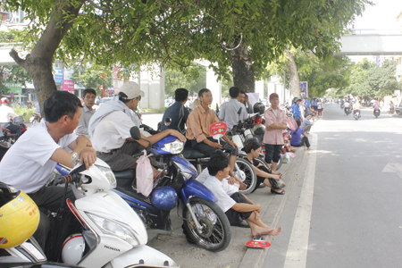 Nhiều &ldquo;chi&ecirc;u&rdquo; trốn nắng, giết thời gian của người nh&agrave; sĩ tử 2