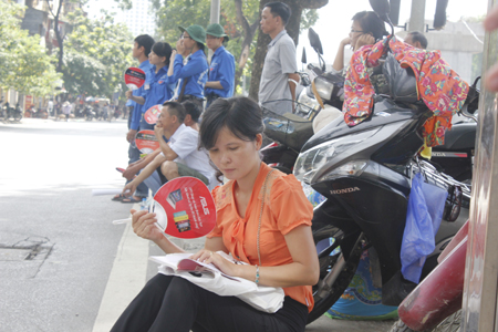 Nhiều &ldquo;chi&ecirc;u&rdquo; trốn nắng, giết thời gian của người nh&agrave; sĩ tử 8