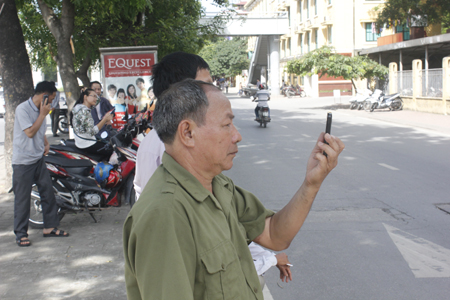 Nhiều &ldquo;chi&ecirc;u&rdquo; trốn nắng, giết thời gian của người nh&agrave; sĩ tử 5