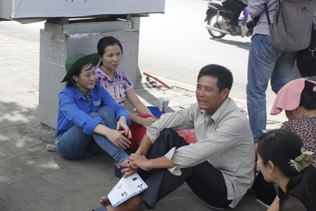 Nhiều &ldquo;chi&ecirc;u&rdquo; trốn nắng, giết thời gian của người nh&agrave; sĩ tử 4