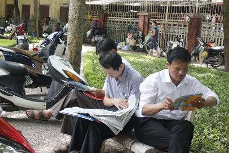 Nhiều &ldquo;chi&ecirc;u&rdquo; trốn nắng, giết thời gian của người nh&agrave; sĩ tử 6