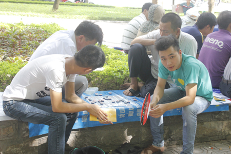 Nhiều &ldquo;chi&ecirc;u&rdquo; trốn nắng, giết thời gian của người nh&agrave; sĩ tử 7