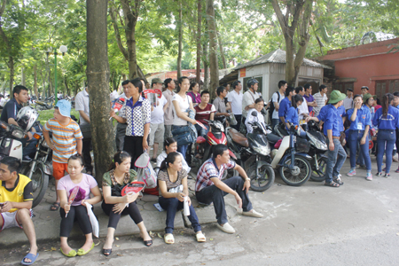 Nhiều &ldquo;chi&ecirc;u&rdquo; trốn nắng, giết thời gian của người nh&agrave; sĩ tử 9
