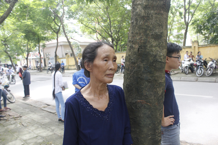Mẹ gi&agrave; khắc khoải ng&oacute;ng con b&ecirc;n ngo&agrave;i ph&ograve;ng thi đại học 1