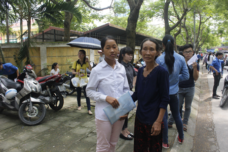 Mẹ gi&agrave; khắc khoải ng&oacute;ng con b&ecirc;n ngo&agrave;i ph&ograve;ng thi đại học 2