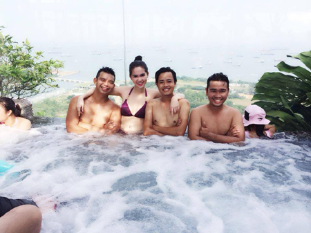 Ngọc Trinh gợi cảm hết cỡ trong bể bơi Singapore 4