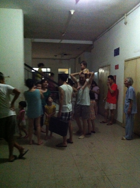 H&agrave; Nội: Đang vui Trung thu cả chung cư nh&aacute;o nh&aacute;c th&aacute;o chạy v&igrave; bị ch&aacute;y 5