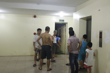 H&agrave; Nội: Đang vui Trung thu cả chung cư nh&aacute;o nh&aacute;c th&aacute;o chạy v&igrave; bị ch&aacute;y 4