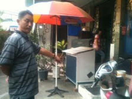 Ch&oacute; "lườm" nhau, người bị ch&eacute;m 2