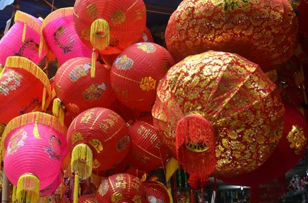 Buộc th&aacute;o dỡ c&aacute;c loại đ&egrave;n lồng&hellip; lạ 1