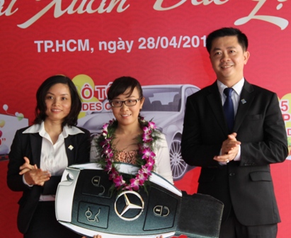 Giao dịch tại Sacombank, may mắn tr&uacute;ng Mercedes trị gi&aacute; 1,3 tỷ đồng 1