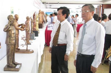 Trưng b&agrave;y mẫu ph&aacute;c thảo tượng đ&agrave;i Hồ Ch&iacute; Minh 1