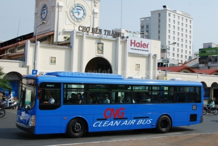 Chỉ quảng c&aacute;o h&agrave;ng Việt, ng&ocirc;n ngữ Việt tr&ecirc;n xe bu&yacute;t 1
