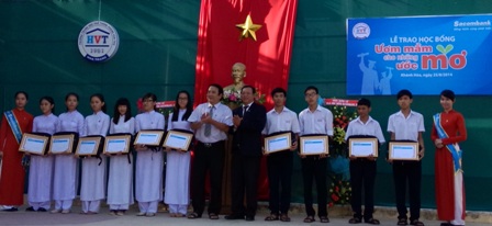 Sacombank trao 2.797 suất học bổng đến HSSV ngh&egrave;o, vượt kh&oacute; to&agrave;n quốc 1