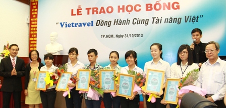 Vietravel x&eacute;t trao học bổng &ldquo;Đồng h&agrave;nh c&ugrave;ng t&agrave;i năng Việt&rdquo; 2014 1