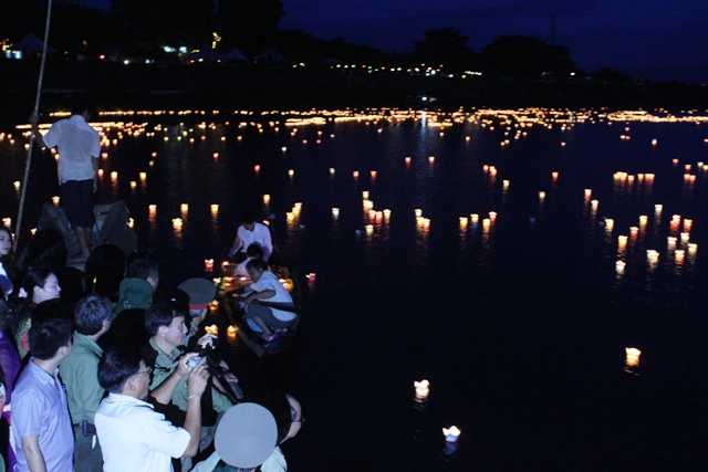 Hoa v&agrave; nước mắt tr&ecirc;n s&ocirc;ng Thạch H&atilde;n 9