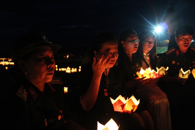 Hoa v&agrave; nước mắt tr&ecirc;n s&ocirc;ng Thạch H&atilde;n 4