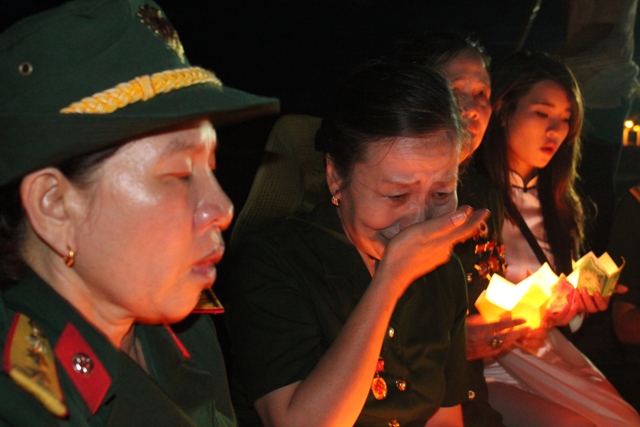 Hoa v&agrave; nước mắt tr&ecirc;n s&ocirc;ng Thạch H&atilde;n 7