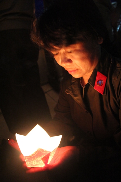 Hoa v&agrave; nước mắt tr&ecirc;n s&ocirc;ng Thạch H&atilde;n 6