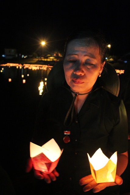 Hoa v&agrave; nước mắt tr&ecirc;n s&ocirc;ng Thạch H&atilde;n 8