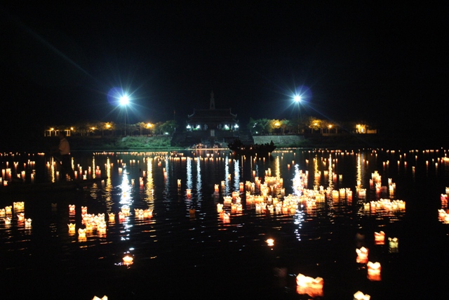 Hoa v&agrave; nước mắt tr&ecirc;n s&ocirc;ng Thạch H&atilde;n 1