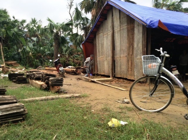 Cao Quảng tan hoang sau bão 10