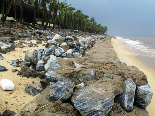 2km kè biển bị sóng đánh tan ở Quảng Bình 2