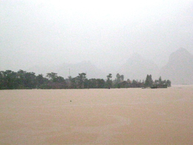 Quảng Bình: Hàng ngàn hộ dân đang chìm trong nước lũ 2