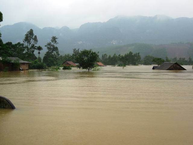 Quảng Bình: Hàng ngàn hộ dân đang chìm trong nước lũ 1