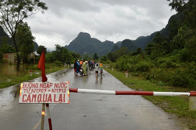 Quảng Bình: Hàng ngàn hộ dân đang chìm trong nước lũ 5