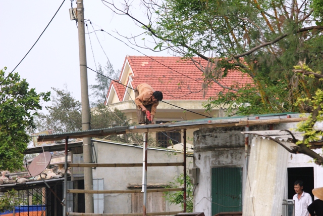 Dân Quảng Bình dỡ nhà tránh siêu bão Haiyan 12