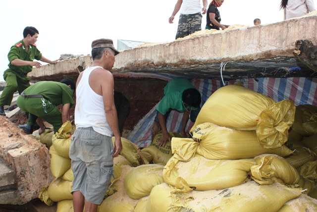 Dân Quảng Bình dỡ nhà tránh siêu bão Haiyan 1
