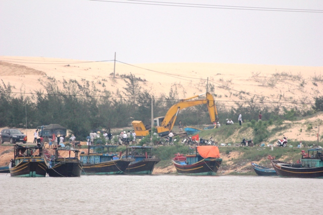 Dân Quảng Bình dỡ nhà tránh siêu bão Haiyan 3