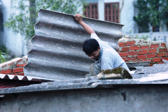 Dân Quảng Bình dỡ nhà tránh siêu bão Haiyan 10