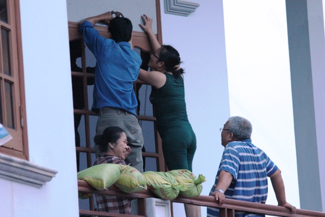 Dân Quảng Bình dỡ nhà tránh siêu bão Haiyan 9