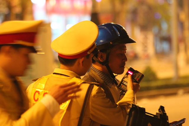 Thiếu nữ n&oacute;i tiếng H&agrave;n, kh&oacute;c tiếng Việt khi bị giữ xe 5