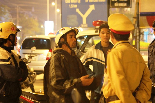 Thiếu nữ n&oacute;i tiếng H&agrave;n, kh&oacute;c tiếng Việt khi bị giữ xe 3