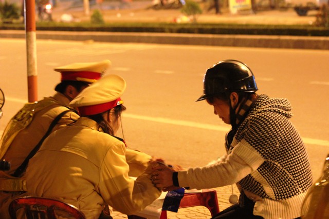 Thiếu nữ n&oacute;i tiếng H&agrave;n, kh&oacute;c tiếng Việt khi bị giữ xe 1