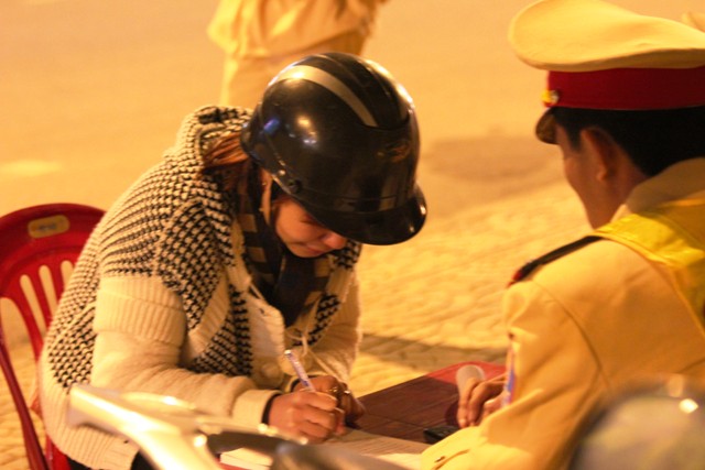 Thiếu nữ n&oacute;i tiếng H&agrave;n, kh&oacute;c tiếng Việt khi bị giữ xe 2