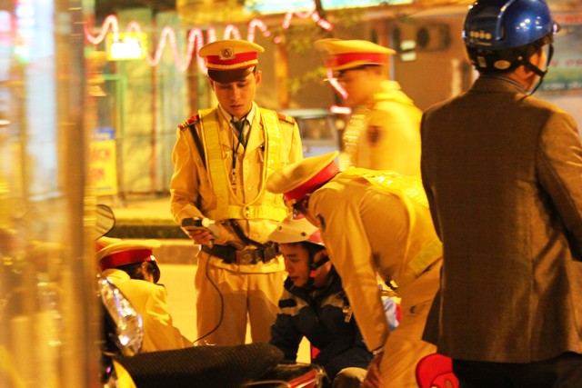 Thiếu nữ n&oacute;i tiếng H&agrave;n, kh&oacute;c tiếng Việt khi bị giữ xe 4