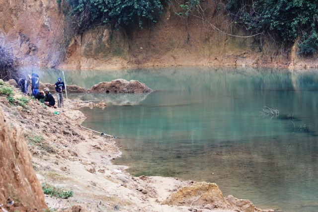 Quảng B&igrave;nh: Lại rộ l&ecirc;n tin đồn ph&aacute;t hiện gỗ hu&ecirc; tiền tỷ dưới suối 1