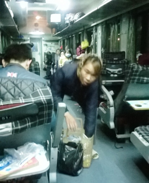 Ga Thanh H&oacute;a: H&agrave;ng rong vẫn lọt l&ecirc;n t&agrave;u Thống Nhất 1