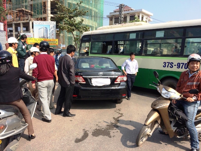 Thiếu nữ n&oacute;i tiếng H&agrave;n, kh&oacute;c tiếng Việt khi bị giữ xe 6