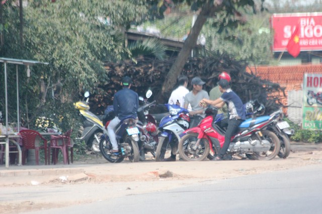 Nh&agrave; xe lại &ldquo;h&agrave;nh&rdquo; h&agrave;nh kh&aacute;ch 4