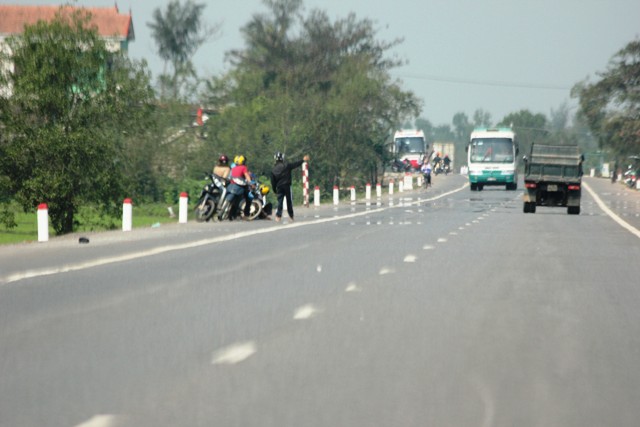 Nh&agrave; xe lại &ldquo;h&agrave;nh&rdquo; h&agrave;nh kh&aacute;ch 2